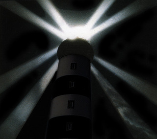 Le phare du Creac'h à Ouessant, un soir d'automne (1985, image argentique, ce qui explique le grain)