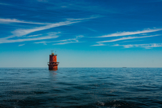 Le phare de Thimble Shoal, est un phare offshore à caisson situé au nord du chenal de Hampton Roads, en baie de Chesapeake sur la côte la Norfolk en Virginie