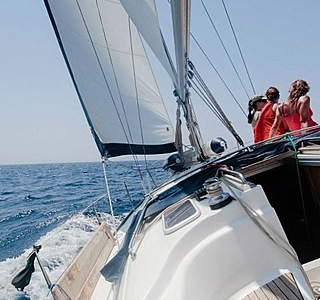 Dames d'à bord à la barre