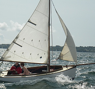 Dames d'à bord à la barre