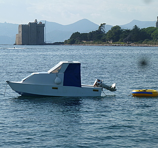 Navires insolites à l'horizon
