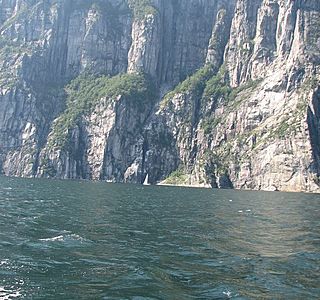 Falaises et reliefs vus du bateau