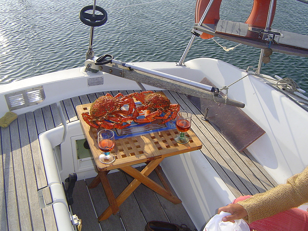 Support de table amovible pour l'aménagement intérieur de votre bateau :  coupelles et pied de tables pour bateau.