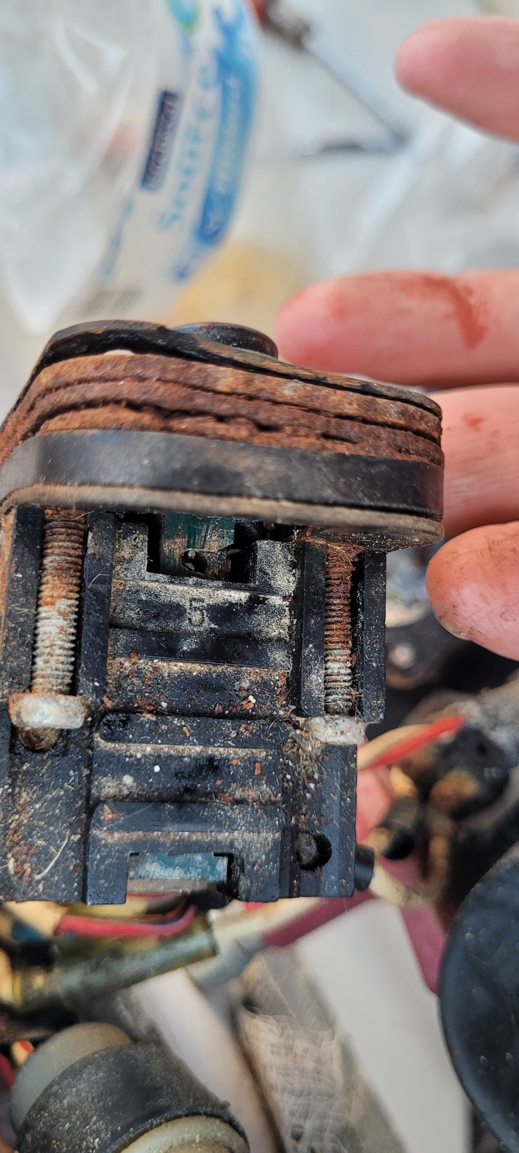 bouton de démarrage est un bouton poussoir qui agit comme une clé